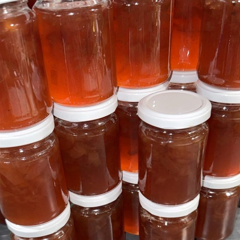 Früchte haltbar machen - WILDHAG Mehrere Gläser mit frischem Bratapfel-Fruchtaufstrich stehen dicht nebeneinander,